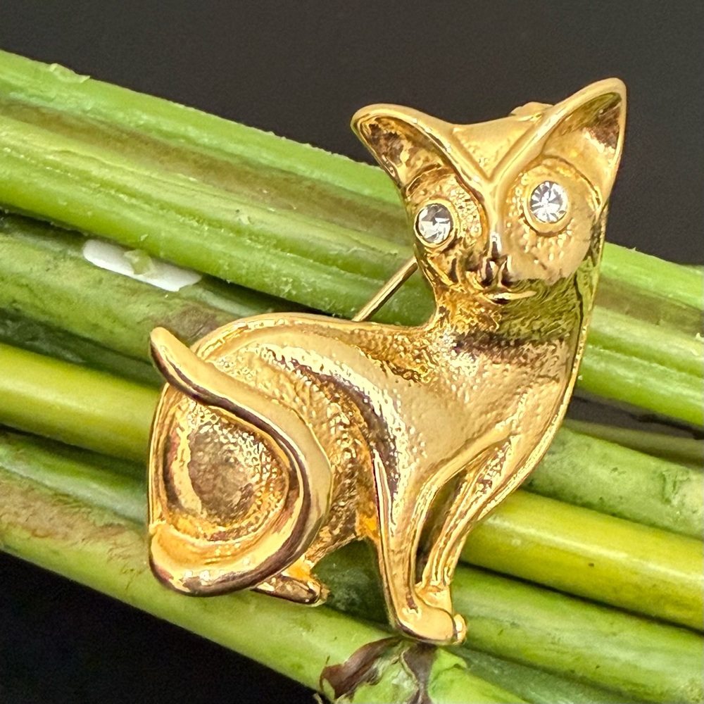 Vintage Unsigned Gold-tone Clear Rhinestones Eyes Small Cat Brooch 11g.